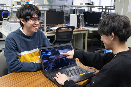 大阪産業大学  すべてのプログラミング言語に共通する基礎から学習。プログラミングを実装することも経験し、理解を深めます。