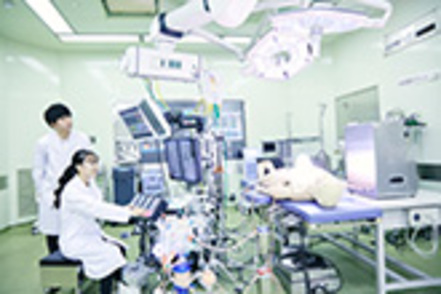 大阪電気通信大学 医療現場をリアルに体験！本物の医療機器や情報技術に触れ、実践力を身につけます。
