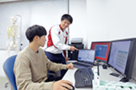 大阪電気通信大学 プロレベルのソフトや機材を用いてデータの取得・活用方法を実践的に学びます。