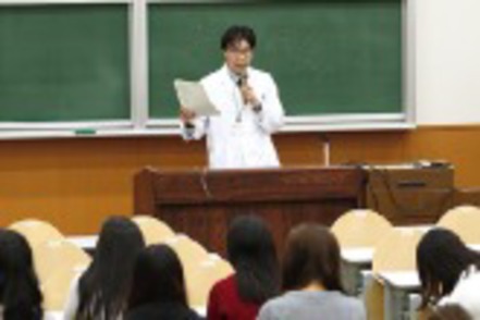 名古屋学芸大学 名古屋医療センターの各診療科で活躍する現役の医師による講義を展開。