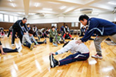 名古屋学院大学 学生と教員が一緒になり、地域の人を対象にしたトレーニング指導などを実施。地域と連携して健康活動を推進しています。