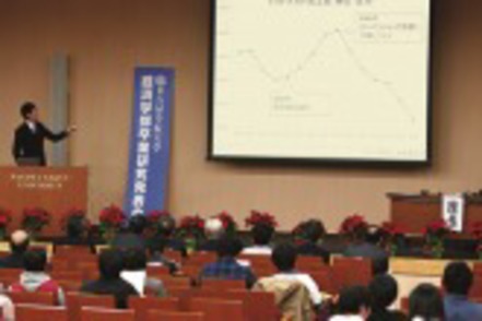 名古屋学院大学 ゼミ（経済演習）の授業ではプレゼンテーション能力も身につけられるよう発表会を行っています。