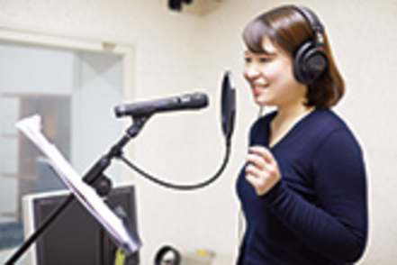 甲南女子大学 【日本語日本文化学科】独自プログラム「声の仕事塾」。プロの指導でアナウンサーや声優を目指す表現力を育みます。