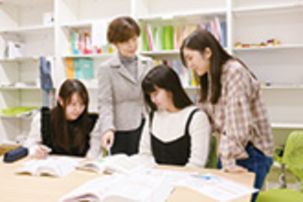 甲南女子大学 【国家試験対策】１年次からはじまる国家試験対策は、担当アドバイザーによるきめ細かい指導が特徴。