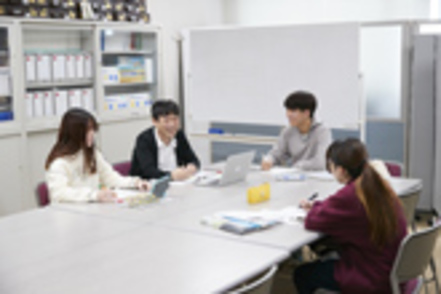 東海学園大学 公認心理師などをめざして大学院を受験する学生向けに、心理学英語などの勉強会を実施。