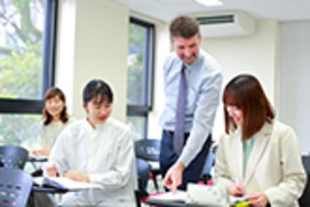 福岡女学院大学 7割の授業を英語で実施。外国人教員による高度な英語教育を行うことで、海外留学や外資系企業への就職を叶える