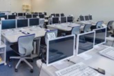 広島修道大学 パソコン約1,000台、光ファイバーでの高速回線等、充実した環境が整っています