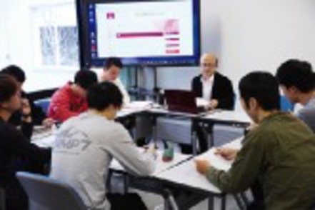 広島修道大学 地方自治体を中心に行政や経済を学ぶゼミ。少子化を改善した取り組みを調べるなど、より有効な解決方法を模索します