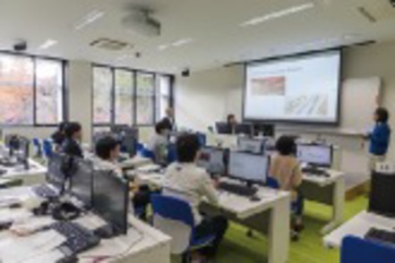 広島修道大学 入門、基礎、同時通訳の3ステップで体系的に訓練し通訳の知識や方法を修得する「通訳演習I・II・III」