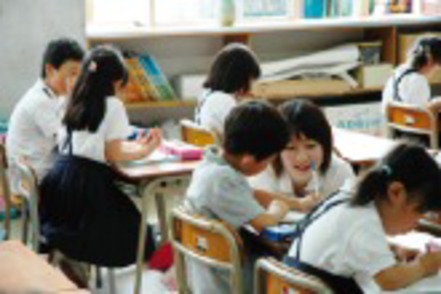 広島修道大学 教育現場を体験する「学校教育インターンシップ」を積極的に取り入れ、子どもや教育現場への理解を深めます