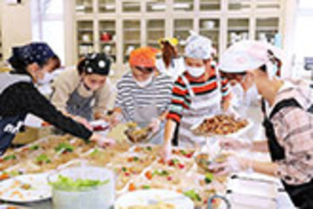沖縄大学 講義以外でも、「食品ロス」を考えるSDGsのイベントや、「ひとり親世帯へのお弁当配布」など、様々な取り組みを行っています。