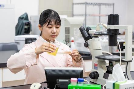 神戸女学院大学 食品に含まれる成分を分析し、美容や健康への効果などを評価する食品基礎科学研究室。食品の製造現場見学や企業との商品開発も！
