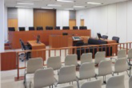 中央学院大学 模擬法廷教室での授業では学生が裁判官や検事などに扮してリアルな法廷体験ができます