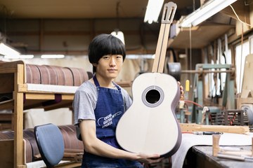 ギター製造技術者として働く三谷　優成さん