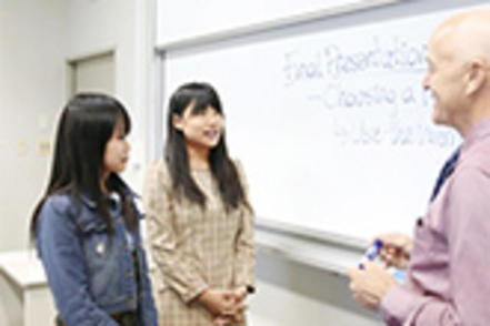 西南女学院大学 英語学科では、授業の多くを英語で実施し、英語スキルを磨きます