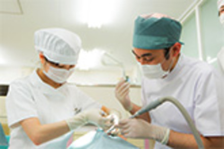 奥羽大学 臨床実習では各診療科を回り、第一線で活躍する歯科医師の指導を受けながら診療参加型の実習を行い、修得した知識を確認します